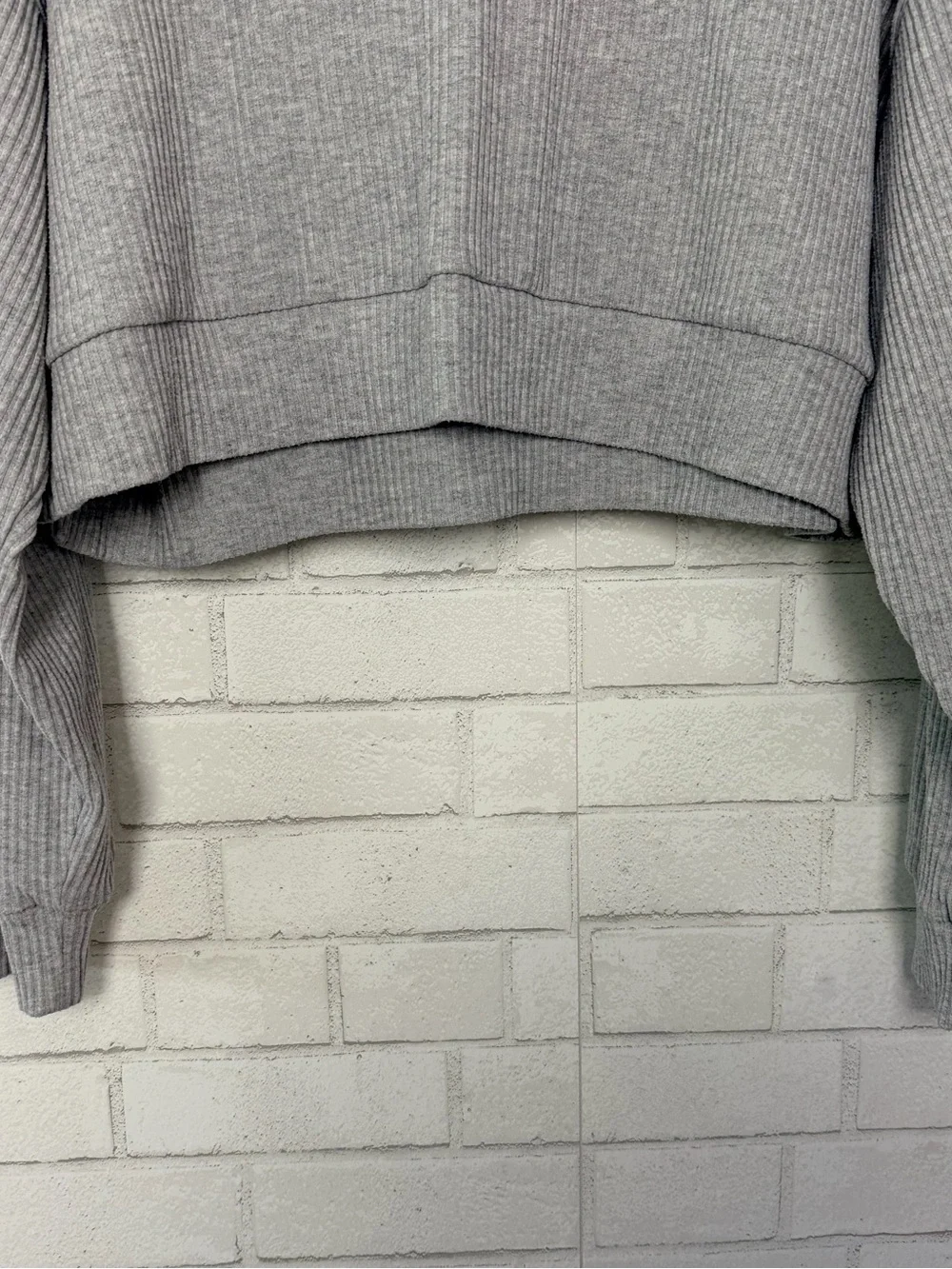 ALO Yoga Cropped Hoodie Womens Size Medium Gray Ribbed Long Sleeve Athleisure